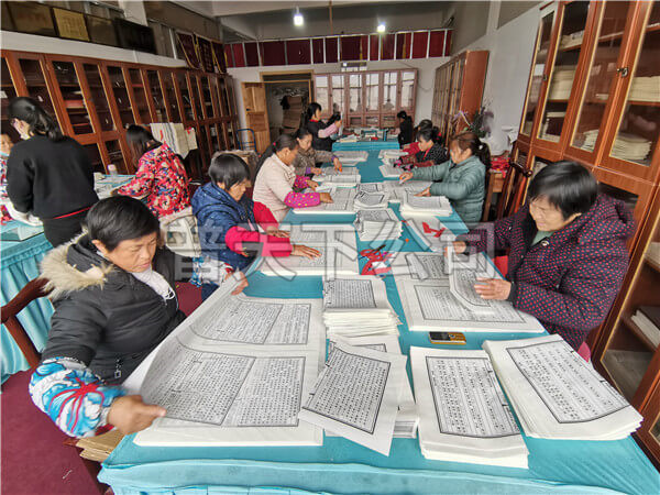 技術(shù)老員工把印好的宗譜折頁2