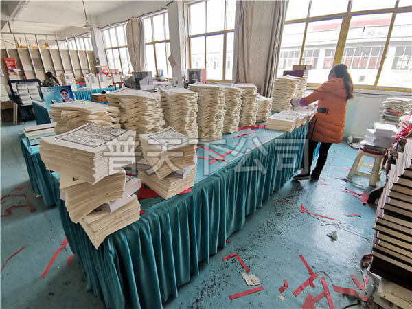 把折好的宗譜分揀成一本